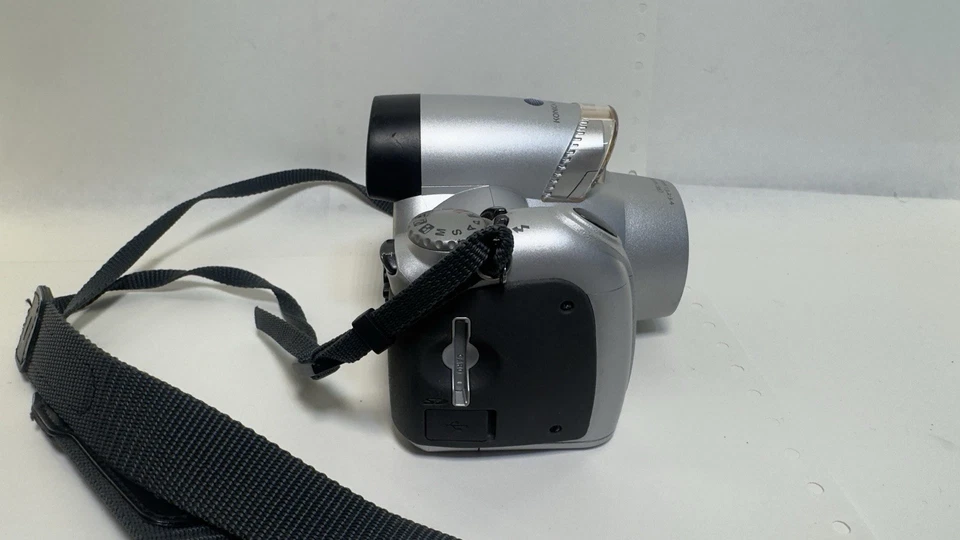 Minolta Dimage Z10 3.2 Mega Pixel 8x Optical Zoom Digital Camera Works With Cap - Image 2 of 4