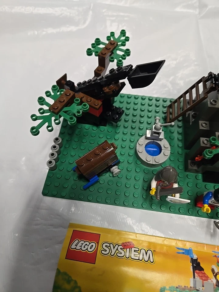 Lego 6046 Castle Dark Forester Hemlock Stronghold W/instructions -2 Pieces - Image 3 of 4