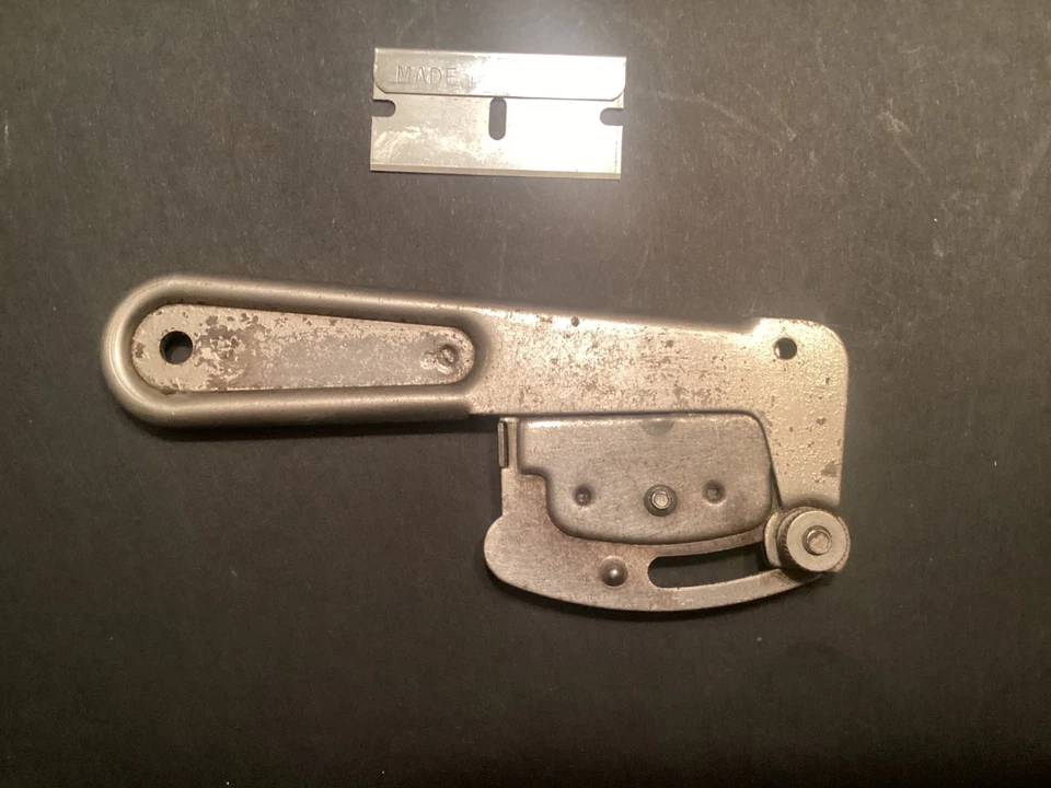 VINTAGE RED DEVIL JAK-NIF RAZOR FOLDING SCRAPER, No. 3213 w/ EXTRA BLADE § - Image 2 of 4