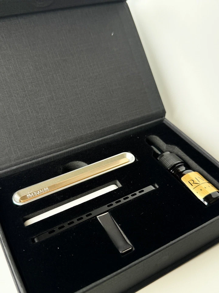 Difusor clip ventilación coche con aceite esencial plata Foto 2 de 4