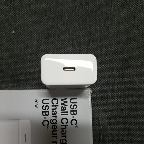 Chargeur mural Best Buy Essentials 20 W USB-C BE-MWC20W22W-C - Photo 4 sur 4