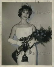 1962 Press Photo Sandra Parker crowned "Miss Popularity" - Athletic Association