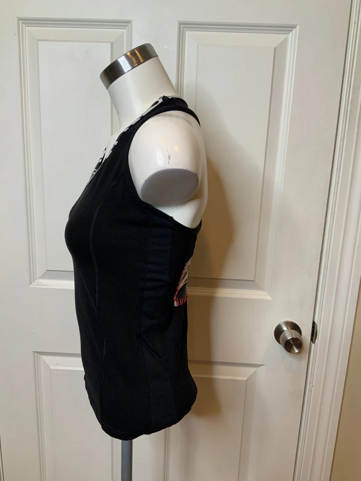 Camiseta sin mangas Margarita negra floral bordada espalda corredora yoga, talla 2 Foto 4 de 4