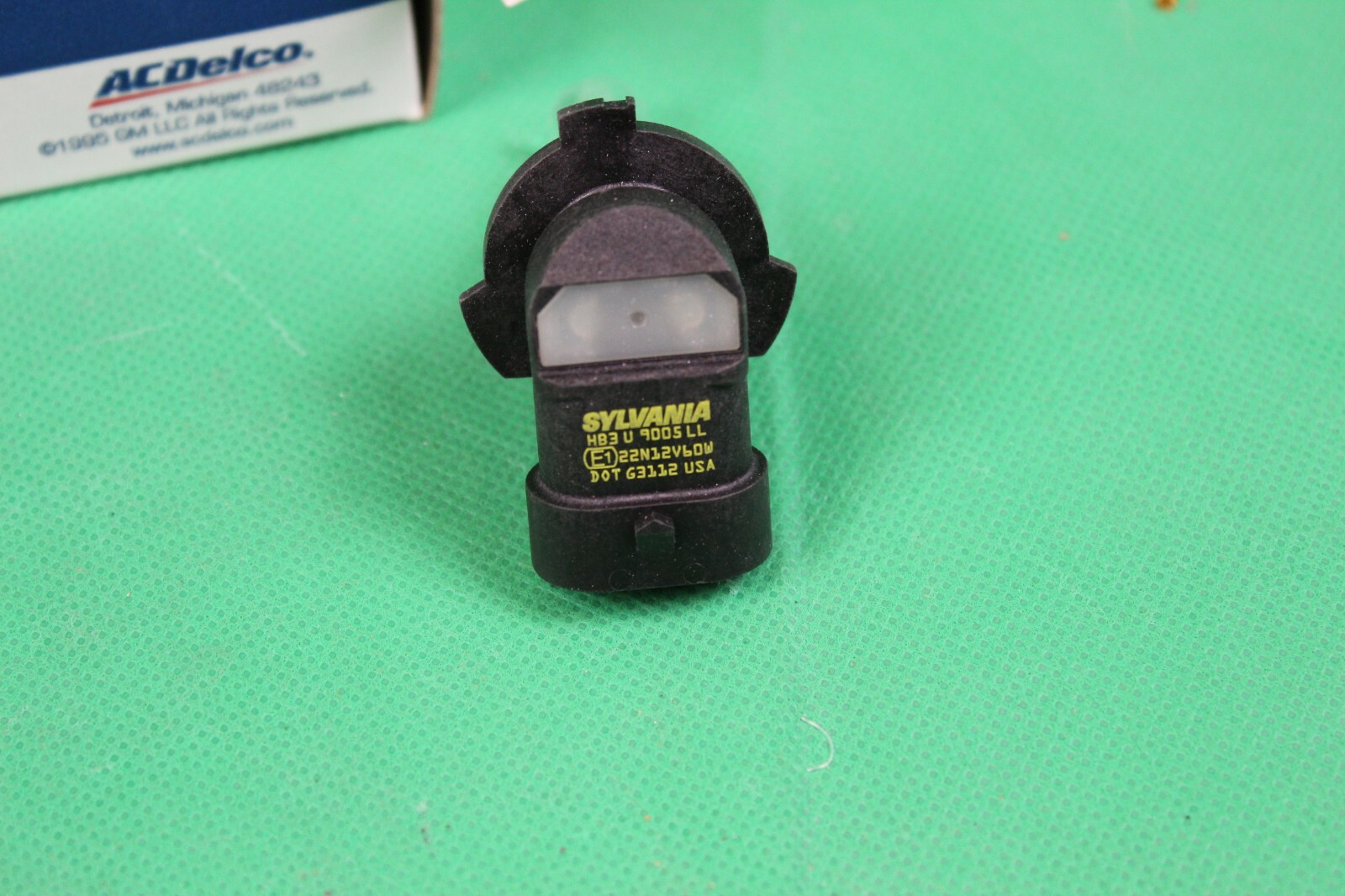 NEW GENUINE GM AcDelco HEADLIGHT BULB SYLVANIA 9005 13589425  