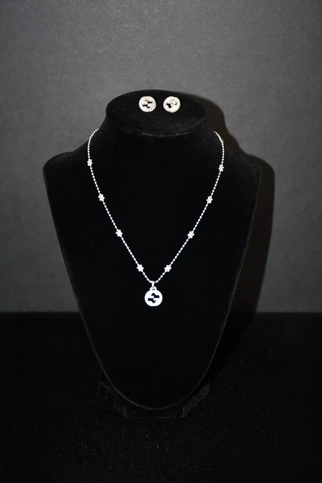 Gucci Pendentif G imbriqué sur chaîne boule fleurie avec boucles d'oreilles G imbriquées