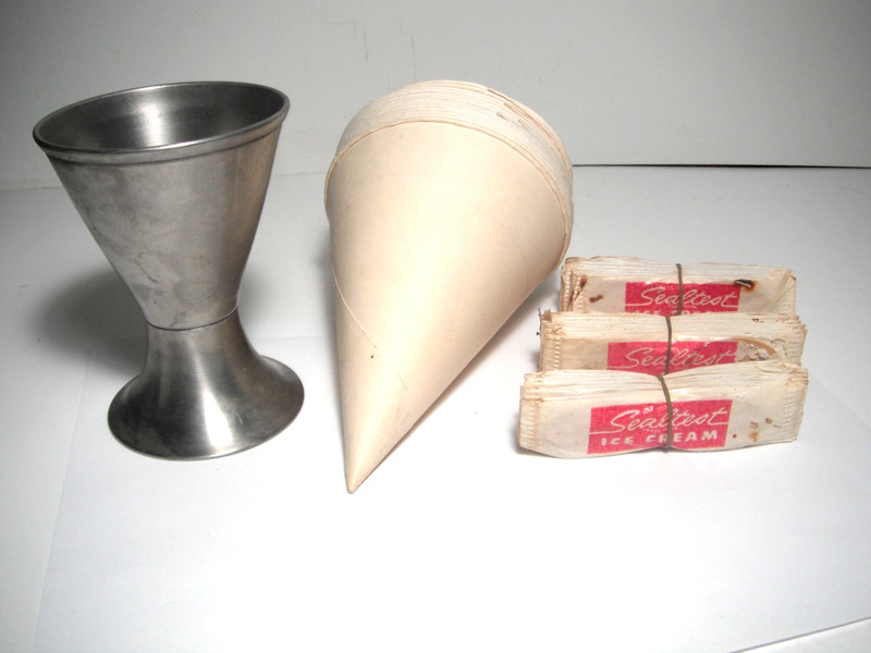 VTG 1940'S 50'S? ICE CREAM SUNDAE 16 PAPER CUPS, METAL HOLDER, 35 WOOD SPOONS