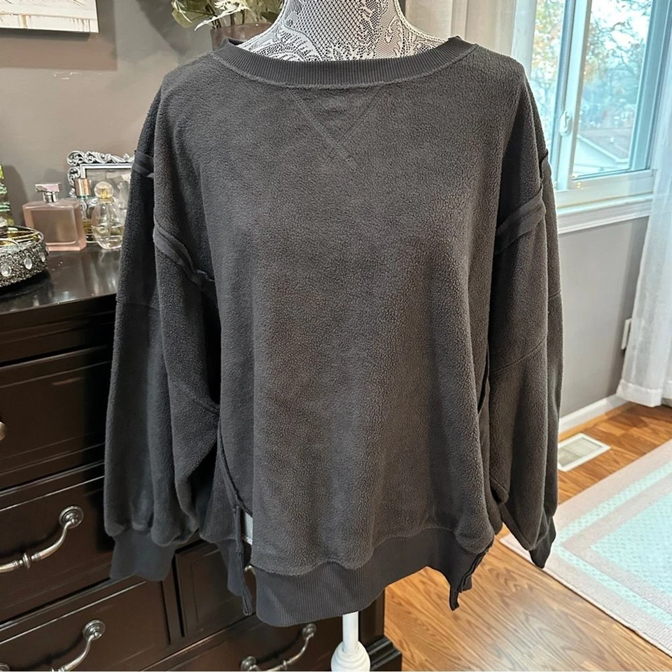 Sudadera polar American Eagle “Seriously Huggable” carbón acogedora holgada Crew Foto 2 de 4