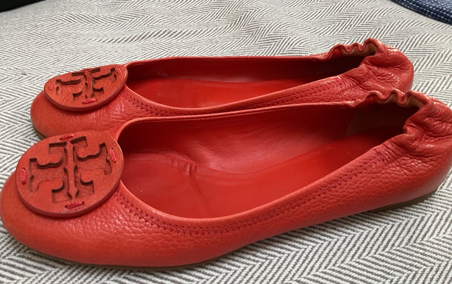 Tory Burch Reva Ballet Flat Shoes Orange Red Pebbled Leather Medallion Logo 9.5 thumbnail 4