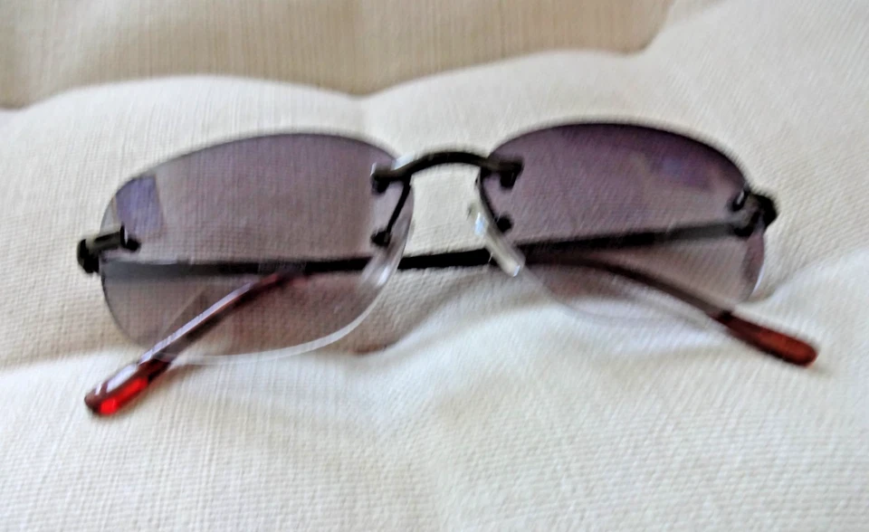 Gafas de sol Foster Grant Mardi Gras color púrpura oscuro lentes resistentes a arañazos Foto 4 de 4