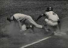 1972 Press Photo Minnesota Twins Bobby Darwin safe when Ray Schall drops ball