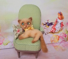 Gato de fieltro de aguja, juguete coleccionable, hecho por artista, gatito en la silla, gato roble