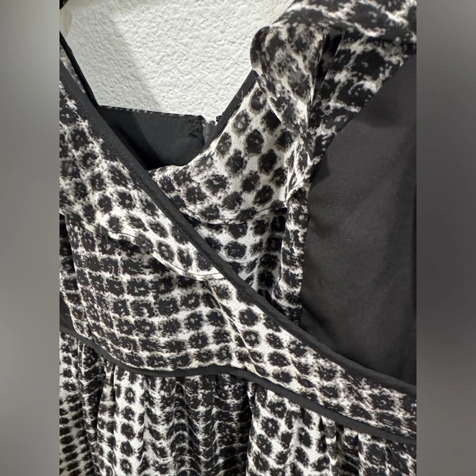 Mini Vestido BCBGGeneration Abstracto Lunares Negro Gris Escote Sobrepelliz Talla 0 Foto 4 de 4