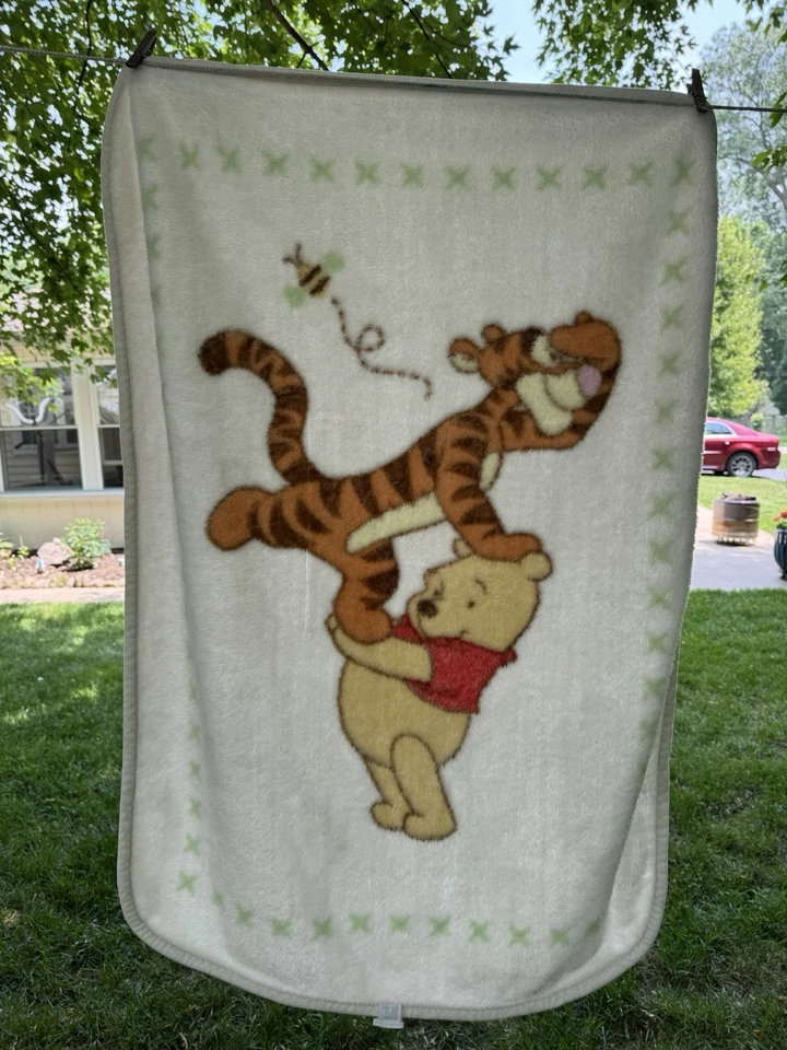 复古小熊维尼跳虎毛绒抓绒婴儿毯 — 第 2/4 张图片