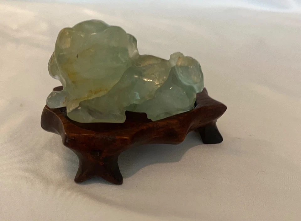 CHINO Tallado Verde Jade FOO DOG Guardián Estatuilla Escultura sobre Soporte de Madera Foto 2 de 4