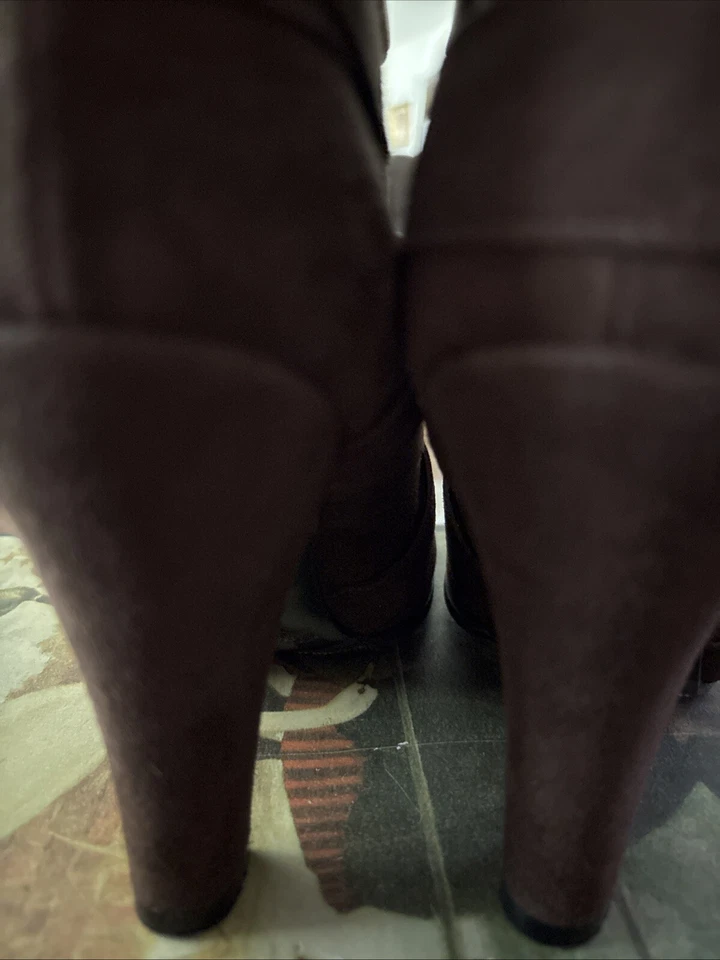 Botas de mujer Marc Jacob’s, talla 38, gamuza marrón y cuero dorado, tacones de 4”, Italia. Foto 2 de 4