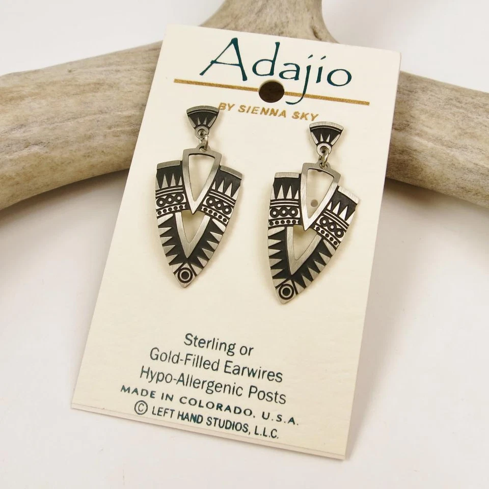 Brincos Adajio gravados Deco Shield em prata antiga e preto feitos à mão nos EUA - Imagem 2 de 4