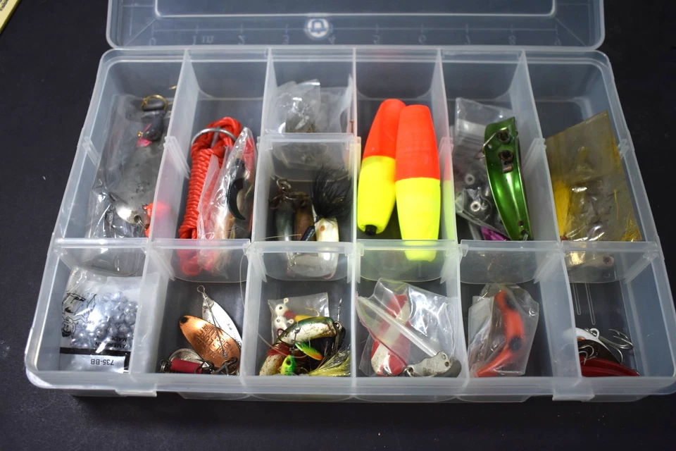 Caja de aparejos Shimano, cargada con señuelos de pesca, pesas, ganchos, bobbers, pesas Foto 2 de 4