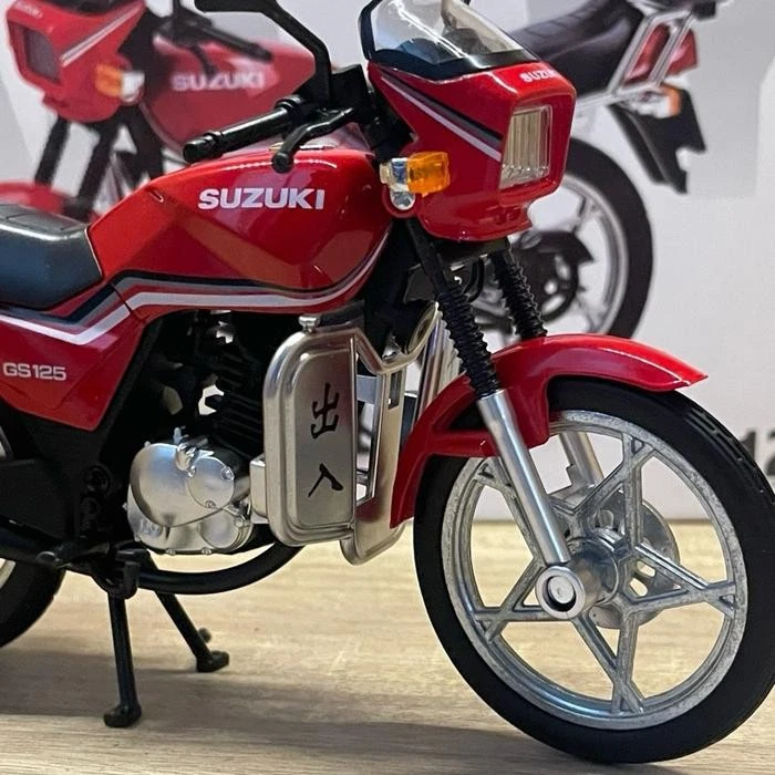 New Diecast Miniature Suzuki GS125 motorbike 1/12 scale full metal - Image 3 of 4