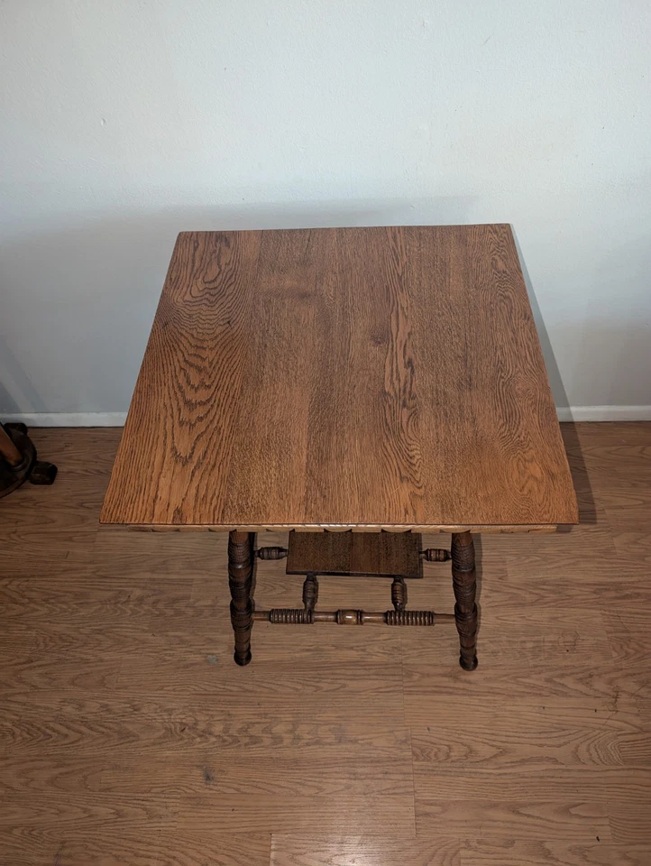 Старинный викторианский прикроватный столик в стиле шпинделя с дубовым акцентом  - Изображение 2 из 4