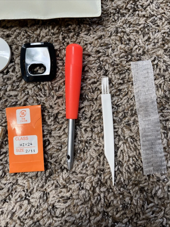 Accesorios de costura Baby Lock tapa de carrete cubierta de placa de aguja prensatelas agujas etc. Foto 3 de 3