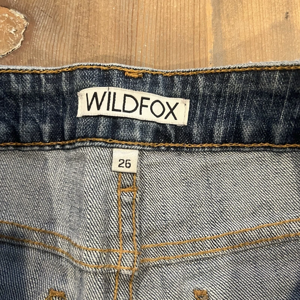 Pantalones cortos de mezclilla WILDFOX tiro bajo desgastados dobladillo crudo talla 26 Foto 3 de 4