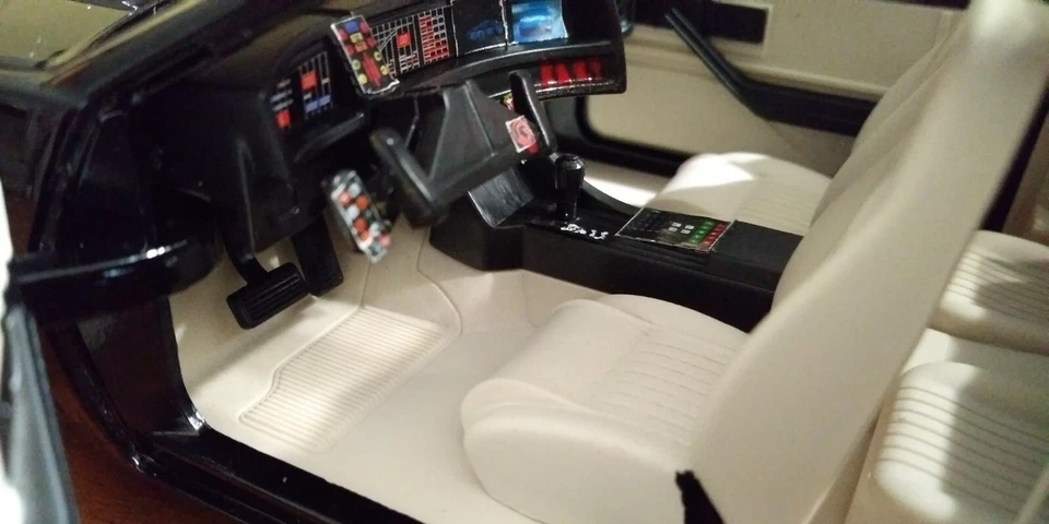 SUPERCAR K.I.T.T. 1/24 Led Cofano KITT Pontiac + Adesivi interni + Targa KNIGHT - Immagine 2 di 4