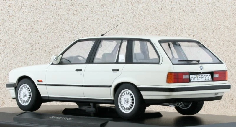 BMW 325i Touring - 1992 - white - Norev 1:18 - Immagine 4 di 4