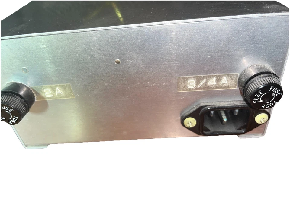 Fuente de alimentación de CC variable de colección para pruebas de voltaje de CC y electrónica de alimentación Foto 3 de 3