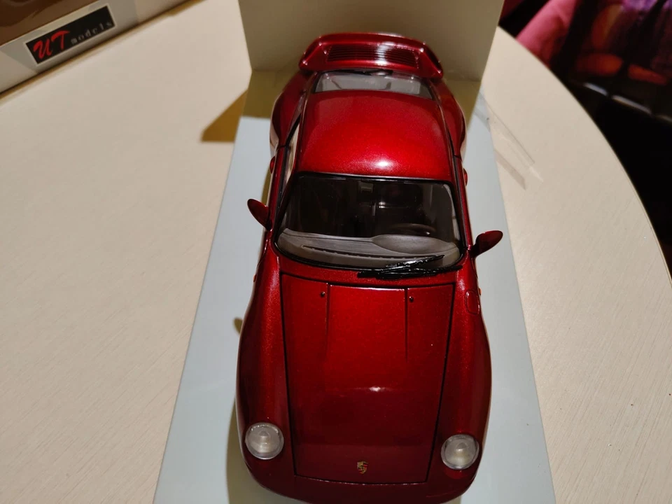 Porsche 911 Turbo 993 rosso scala 1/18 di UT Model come nuovo con scatola. - Immagine 2 di 4