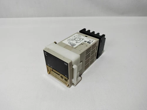 Omron E5CS-Q1P E5CSQ1P Temperature Controller 100-240VAC 50/60Hz 7VA w/ Socket