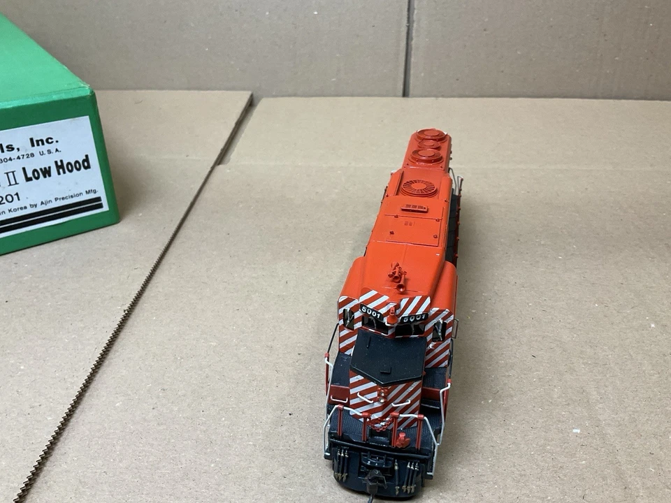 OVERLAND MODELS BRASS HO SCALE DIESEL LOCOMOTIVE GP30 PHASE 2 CANADIAN PACIFIC ! - Image 2 of 4