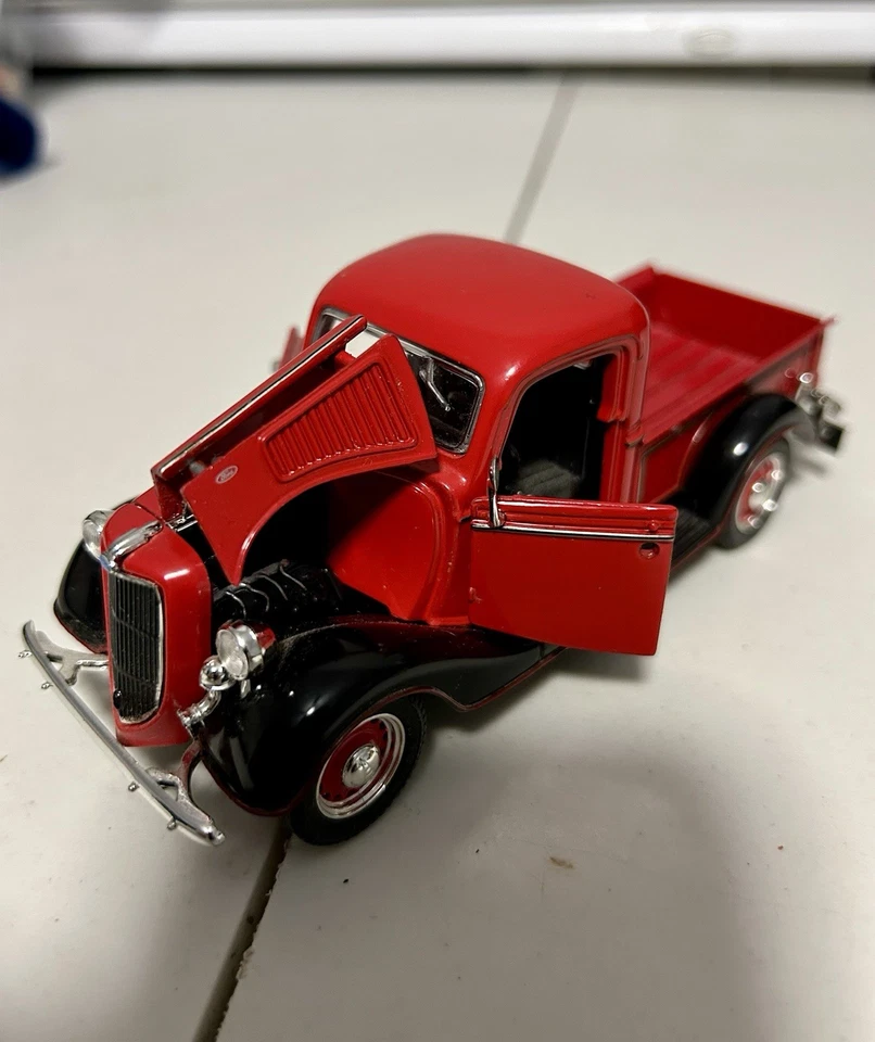 Lot Of 2 Trucks - 1937 Plymouth Pickup Signature & 1936 Ford Pickup ARKO - 1:34 - Image 4 of 4