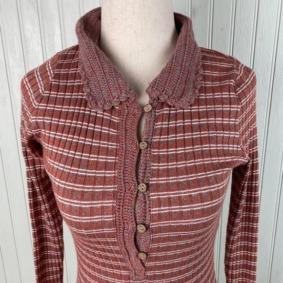 Top Free People Delilah Óxido Talla XS Rayas Acanalado Henley Crochet Tejido Cuello Foto 4 de 4