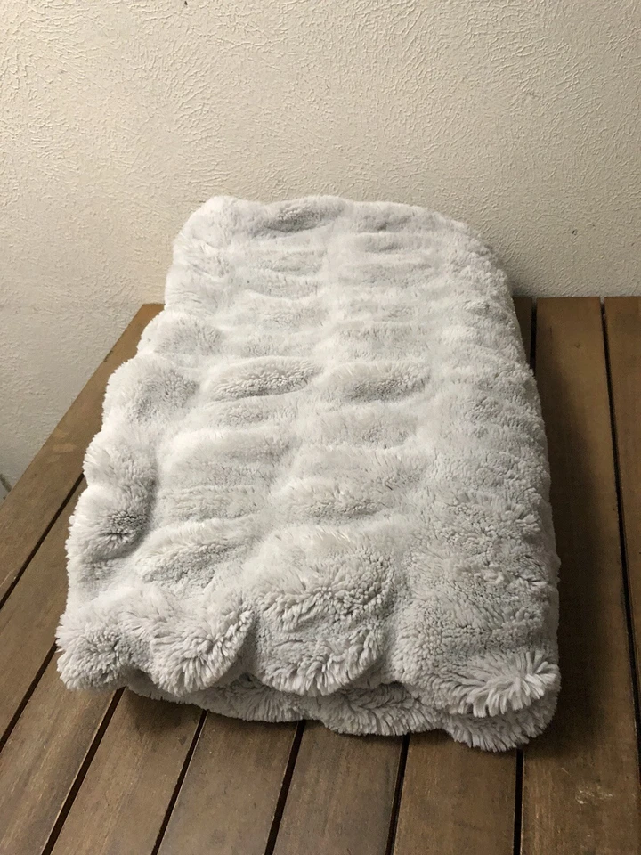 Manta Pottery Barn PB Adolescente Rotched Gris Pálido Imitación Piel 45x60" Usada en Excelente Condición Foto 2 de 4