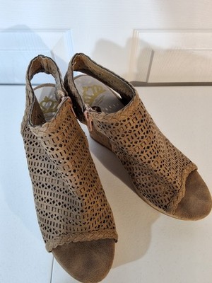 Fergalicious Peep Toe Wide Mesh Strap Womens Size 8.5M Wedge Heel Never Worn
