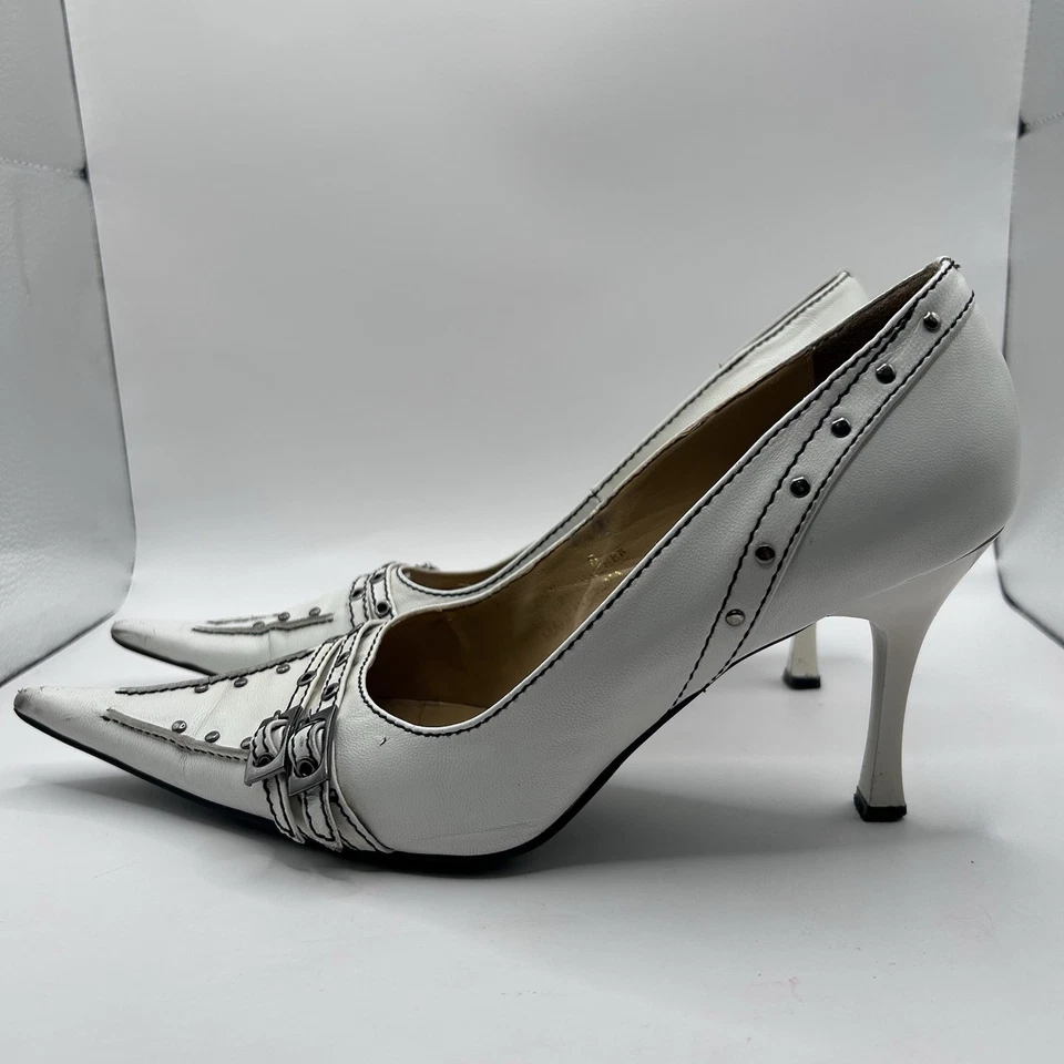 N.Y.L.A. ALQUILER Zapatos de salón de cuero blanco Stiletto punta hebillas tachuelas talla 8 Foto 4 de 4
