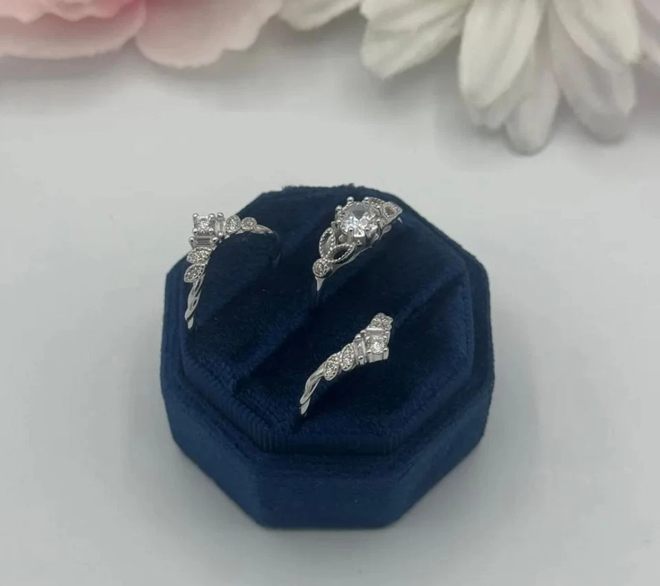 Conjunto de anillo de boda de moissanita de oro blanco de 14 quilates de 2,55 quilates redondo y corte baguette Foto 3 de 4