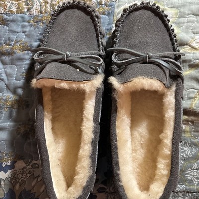 Women's Size 7 Sheepskin Suede Moccasins Shearling Slippers Narrow size B approx
