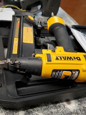 Dewalt デウォルト　18gauge ステープラー　DWFP12232 DEWALT 18-Gauge 1/4-in Narrow Crown Finish Pneumatic Stapler