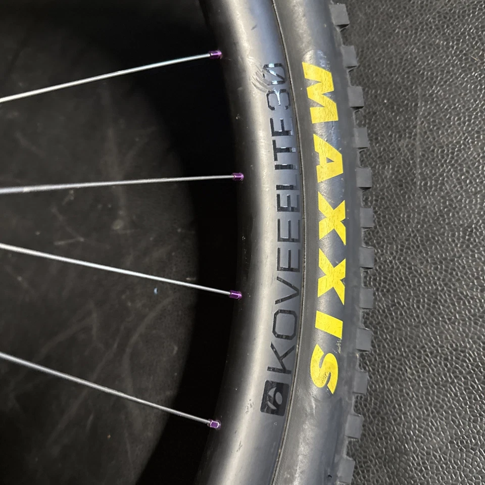 Rueda delantera Bontrager Kovee Elite 30 mm Carbón 29er Boost TubelessMaxxis DHF 203 Foto 4 de 4