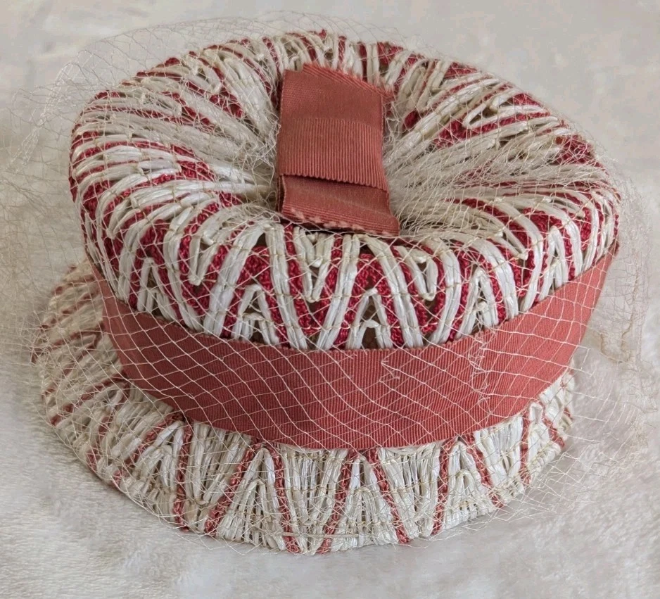 Sombrero Skimmer Tejido De Colección Rosa y Blanco con Detalle de Lazo y Red Disfraz Teatro Utilería Foto 4 de 4