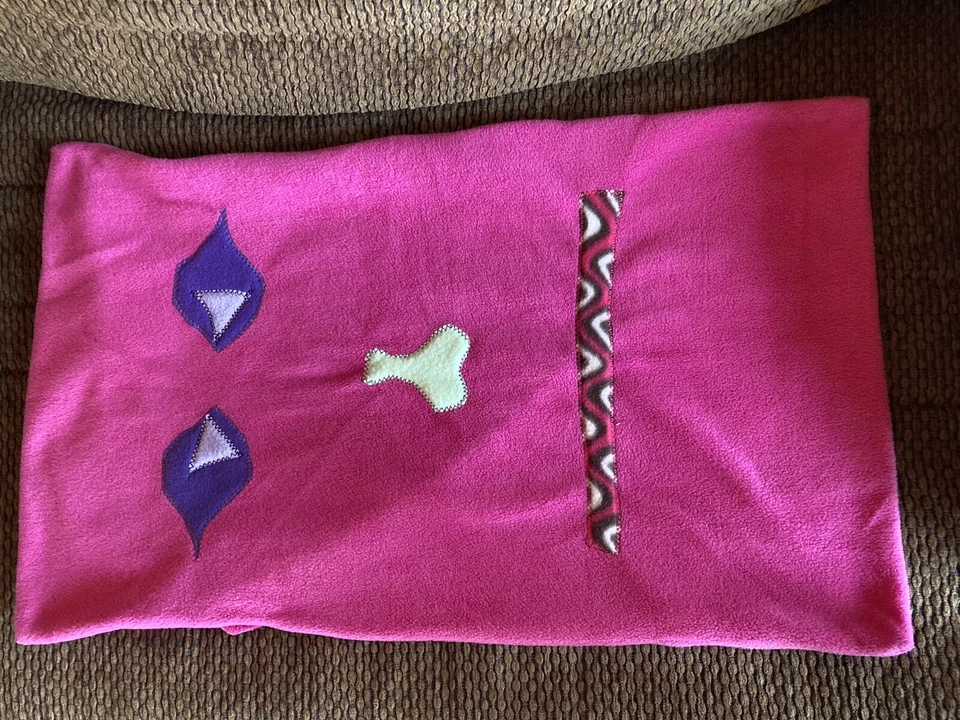 Fronha padrão de lã infantil feita à mão rosa rosto de monstro - Imagem 3 de 4