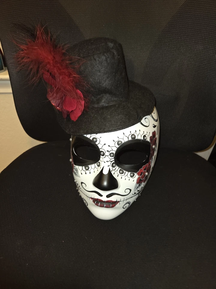 Día de Muertos, Máscara Calavera de Azúcar con Sombrero de Plumas; Unisex Foto 2 de 4