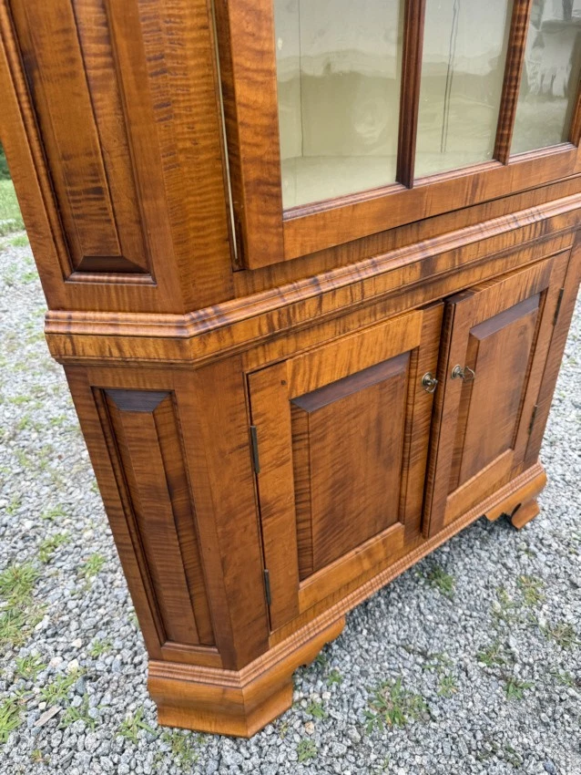 Armario esquinero DR Dimes en arce tigre fuerte para Colonial Williamsburg. Foto 2 de 4