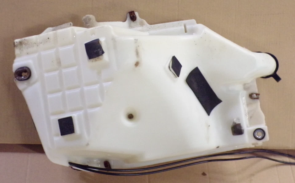 2007 chevy trailblazer washer bottle reservoir 2002-2009 gmc envoy - Image 4 of 4