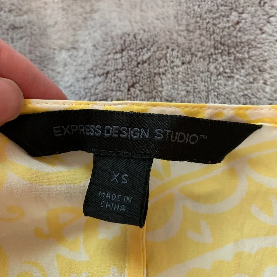 Camiseta sin mangas Express Design Studio cachemira para mujer talla XS amarilla con tachuelas cuello en V seda Foto 4 de 4