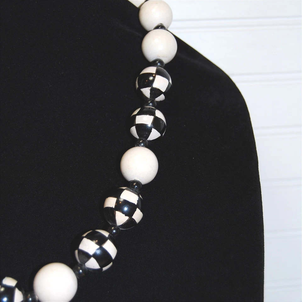 Collar grueso vintage negro blanco cuentas de madera a cuadros pintado a mano Foto 3 de 4