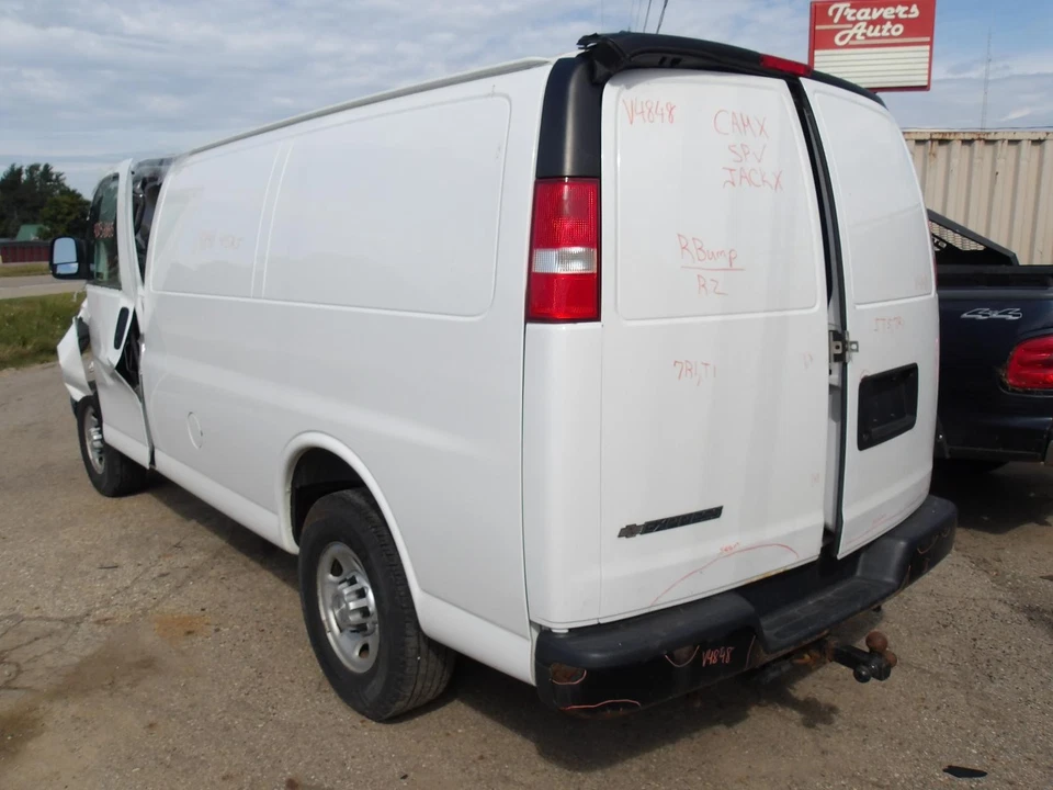 Brazo de control inferior inferior delantero izquierdo usado se adapta a: Chevrolet Express 2500 2017 Foto 3 de 4