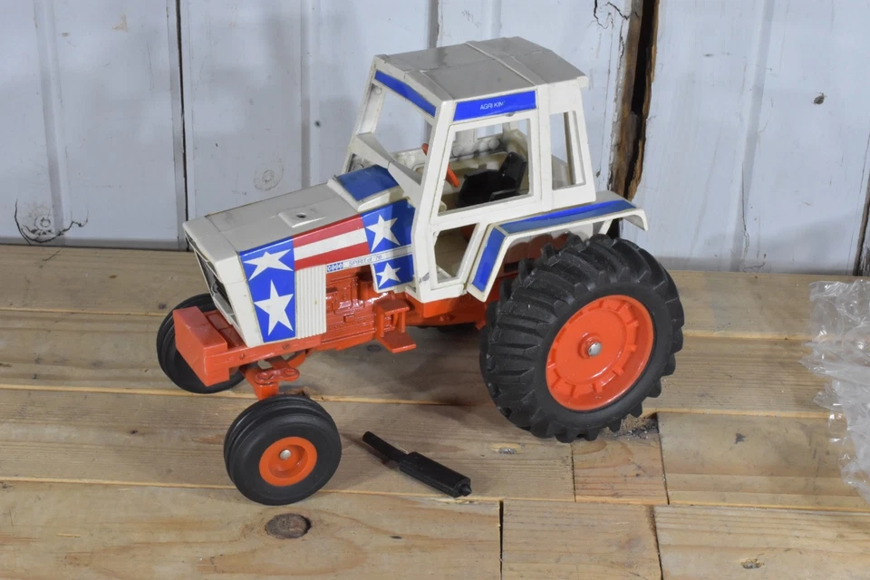 TRUE VINTAGE ERTL CASE TRACTOR AGRIKING SPIRIT OF 76 - Image 2 of 4