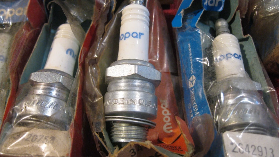 NOS Mopar 1958-1978 spark plug lot of 10 pcs, 2642913, 34 P,  Rust free - Image 2 of 4